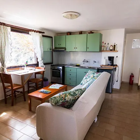 Iria's Cosy House, Bbq, Garden, Indoor Fireplace Holiday home Sparta